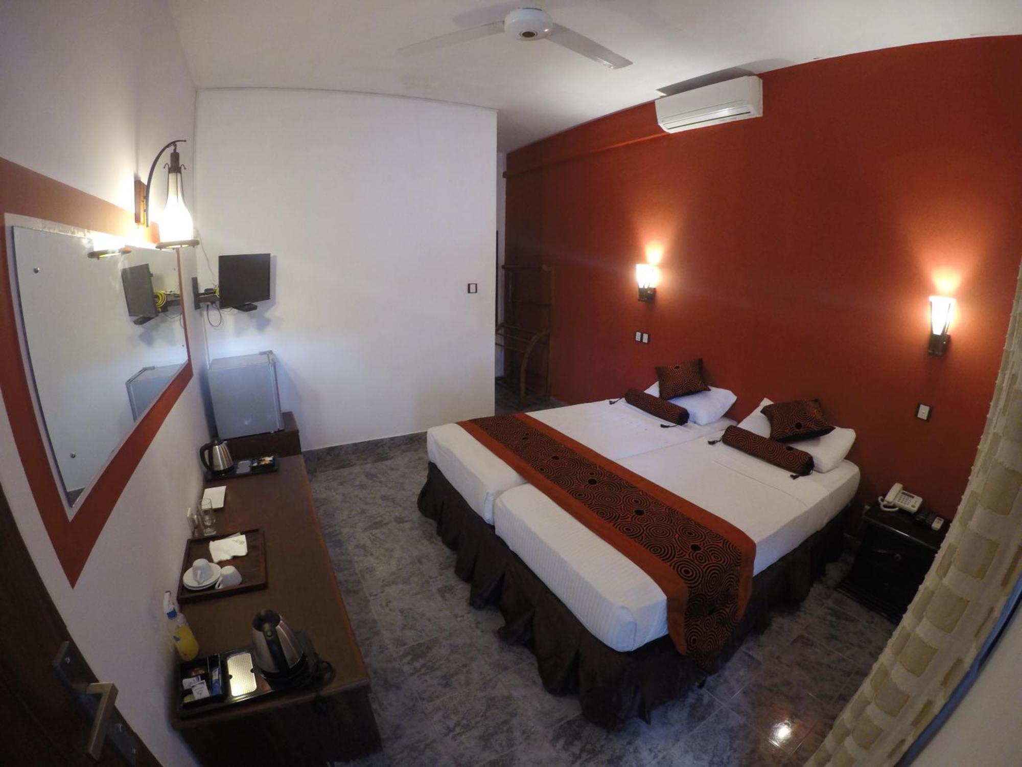 Hotel Sunray Канди Екстериор снимка